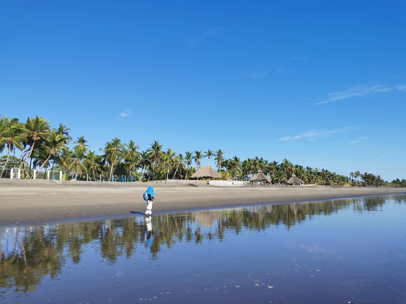 Foto af Poneloya beach med grå sand overflade