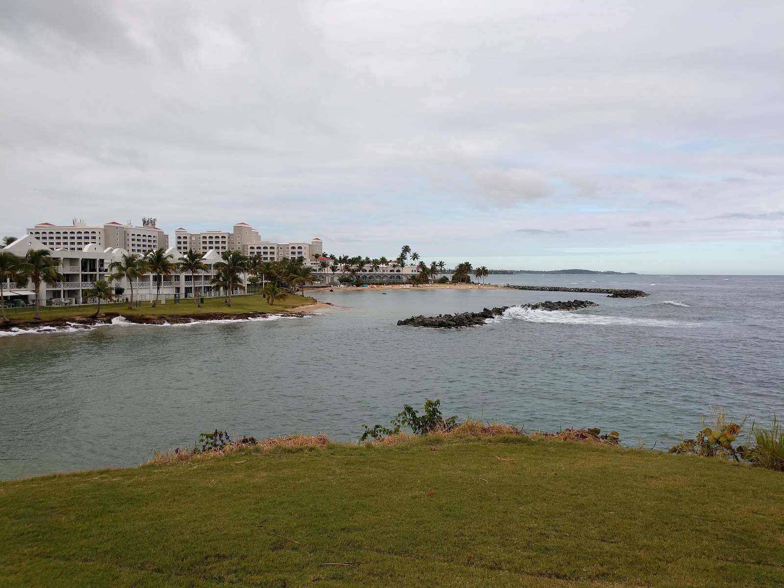 Foto av Playa Dorado del Mar West och bosättningen