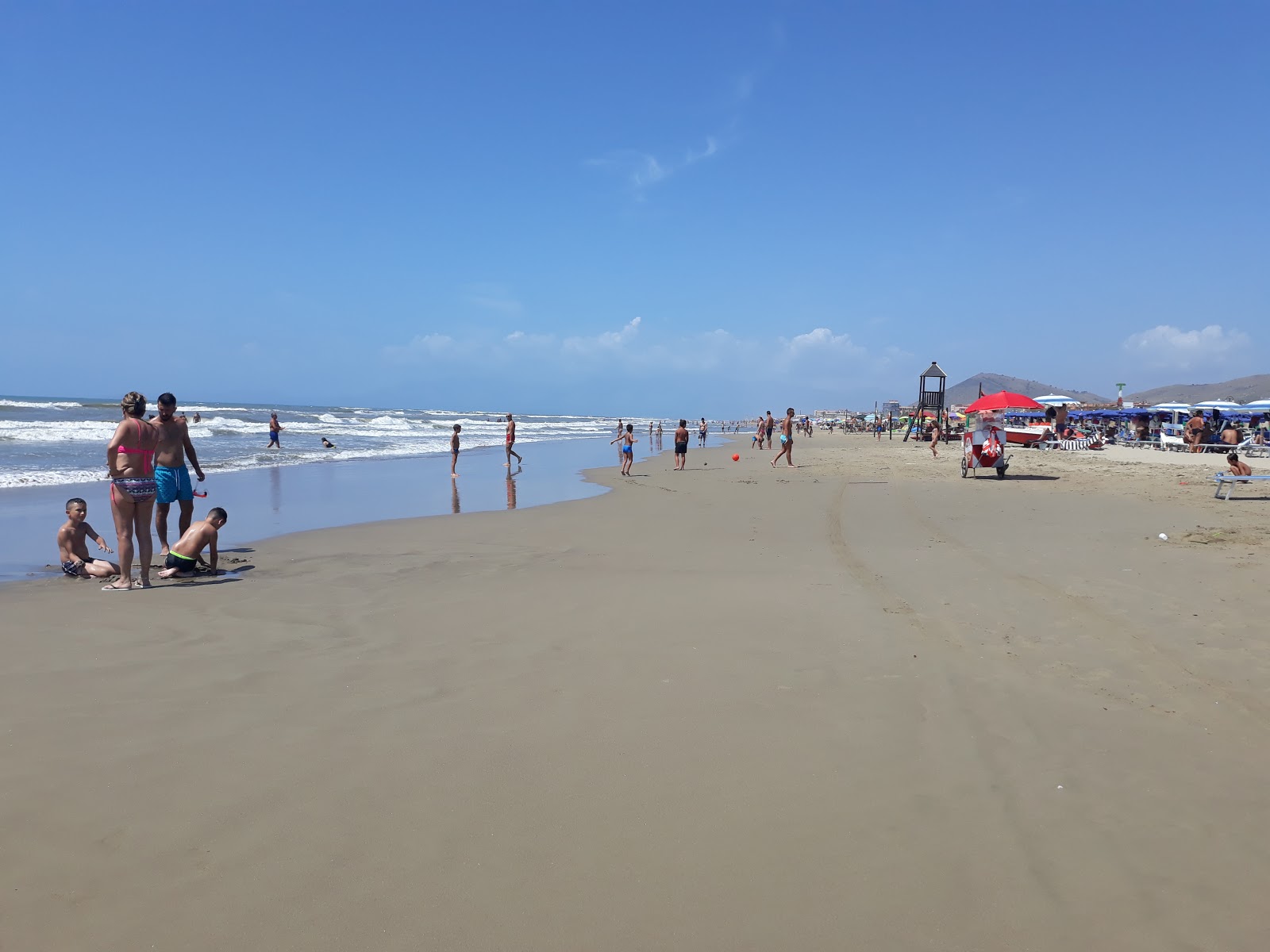 Foto van Spiaggia di Mondragone met helder zand oppervlakte