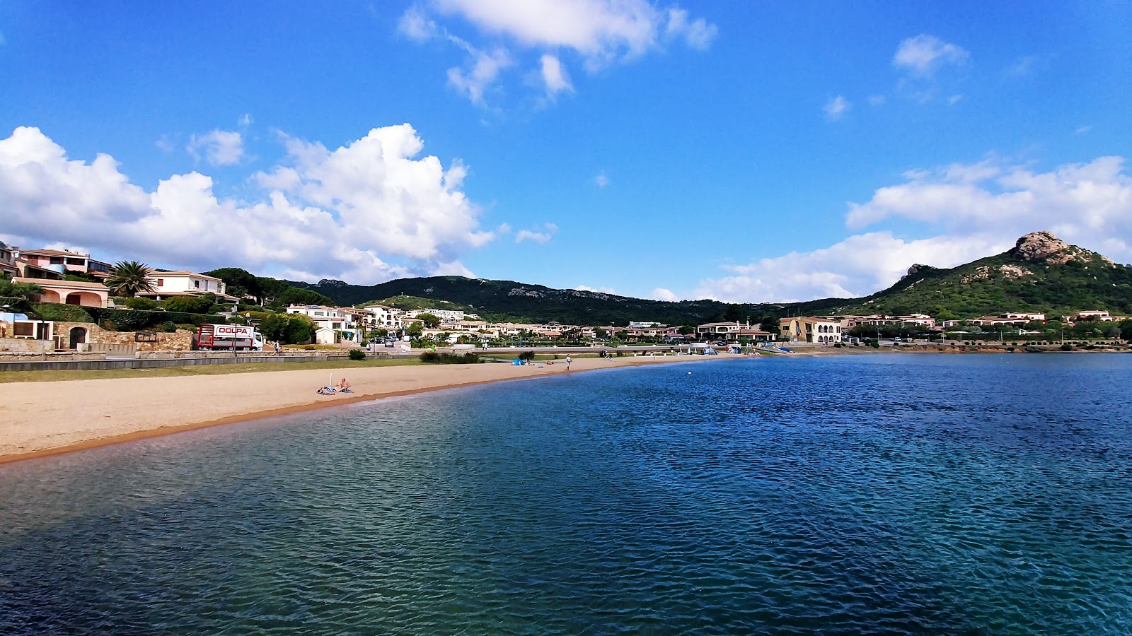 Photo de Plage de Cannigione avec l'eau bleu de surface