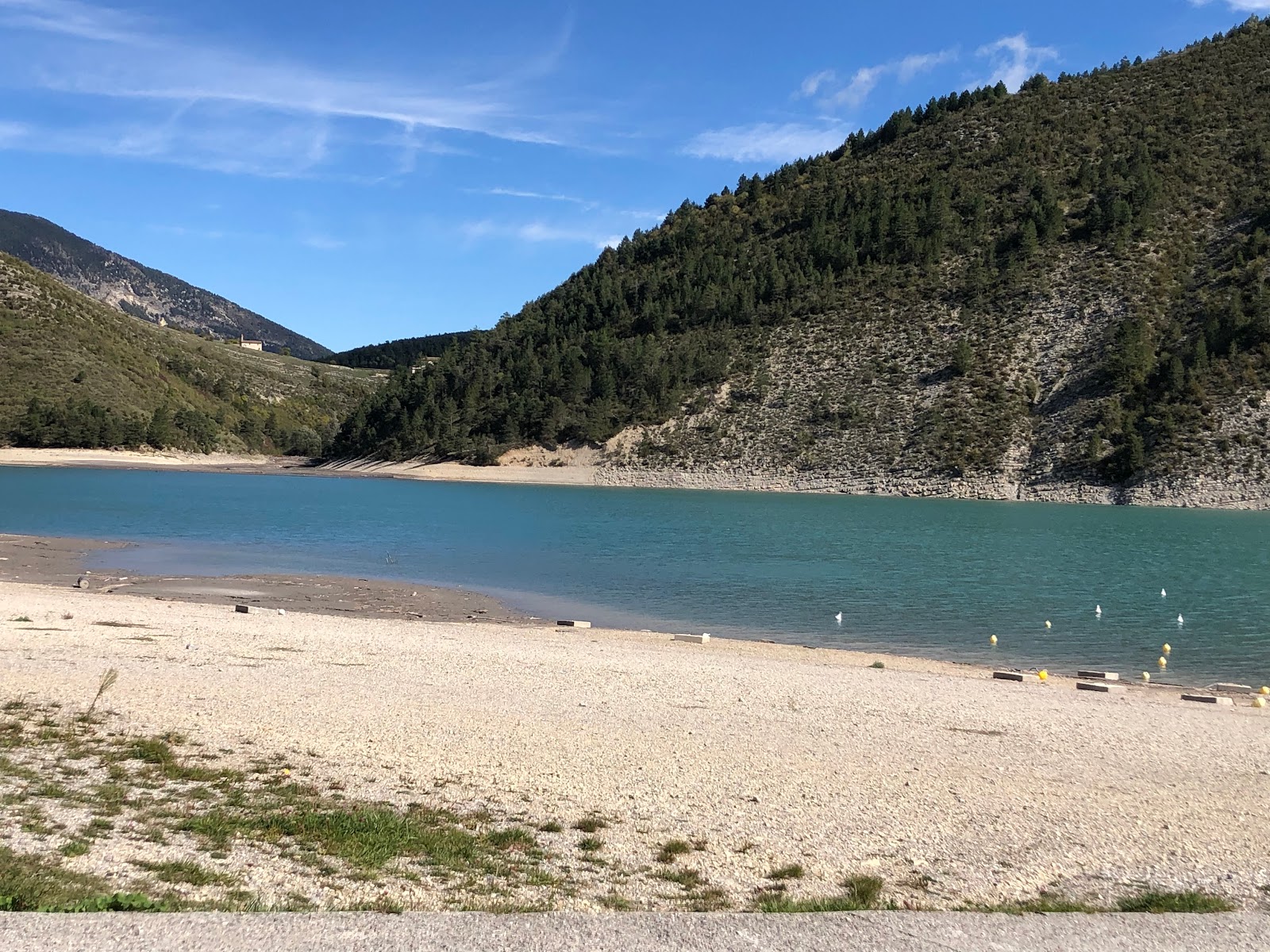 Foto von Plage Baie d'Angles von Klippen umgeben