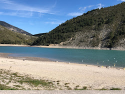 Foto von Plage Baie d'Angles von Klippen umgeben