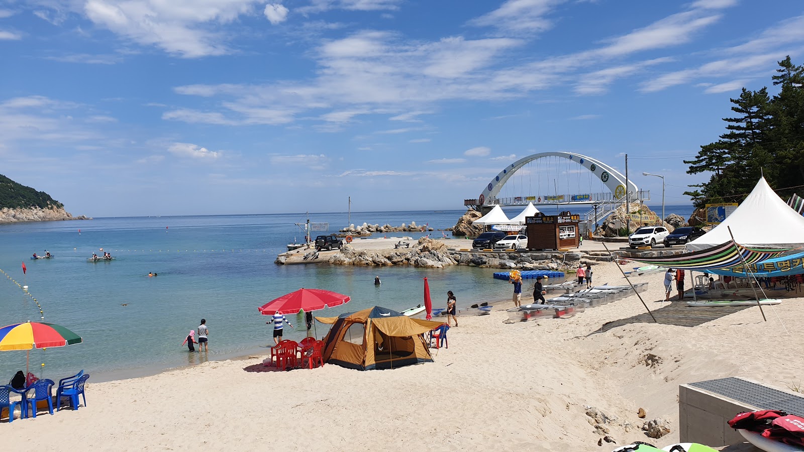 Yonghwa Beach的照片 带有宽敞的海湾