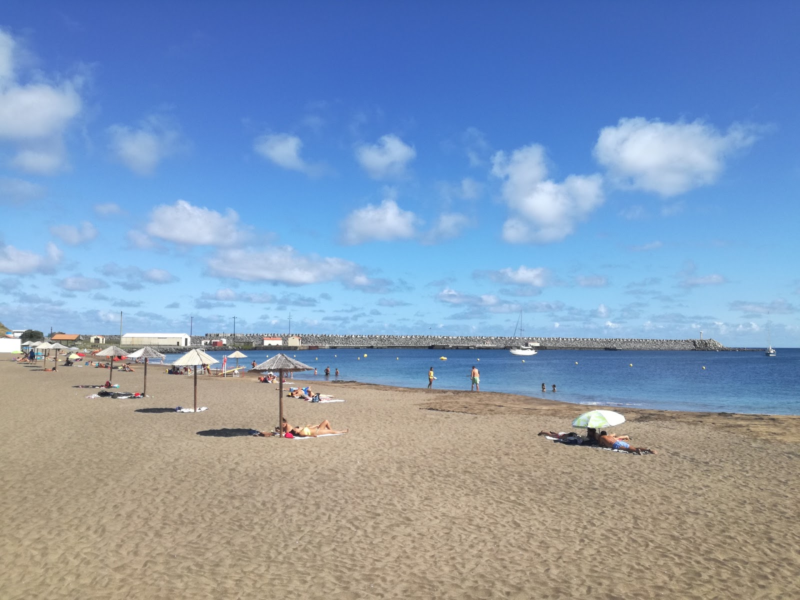 Foto av Praia da Vitoria med grå sand yta