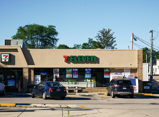 7-Eleven, 404 W State St, Sycamore, IL 60178, USA, 