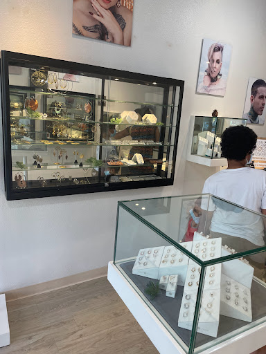 Tattoo Shop «Deep Roots Tattoo and Body Piercing», reviews and photos, 209 Bellevue Way NE, Bellevue, WA 98004, USA