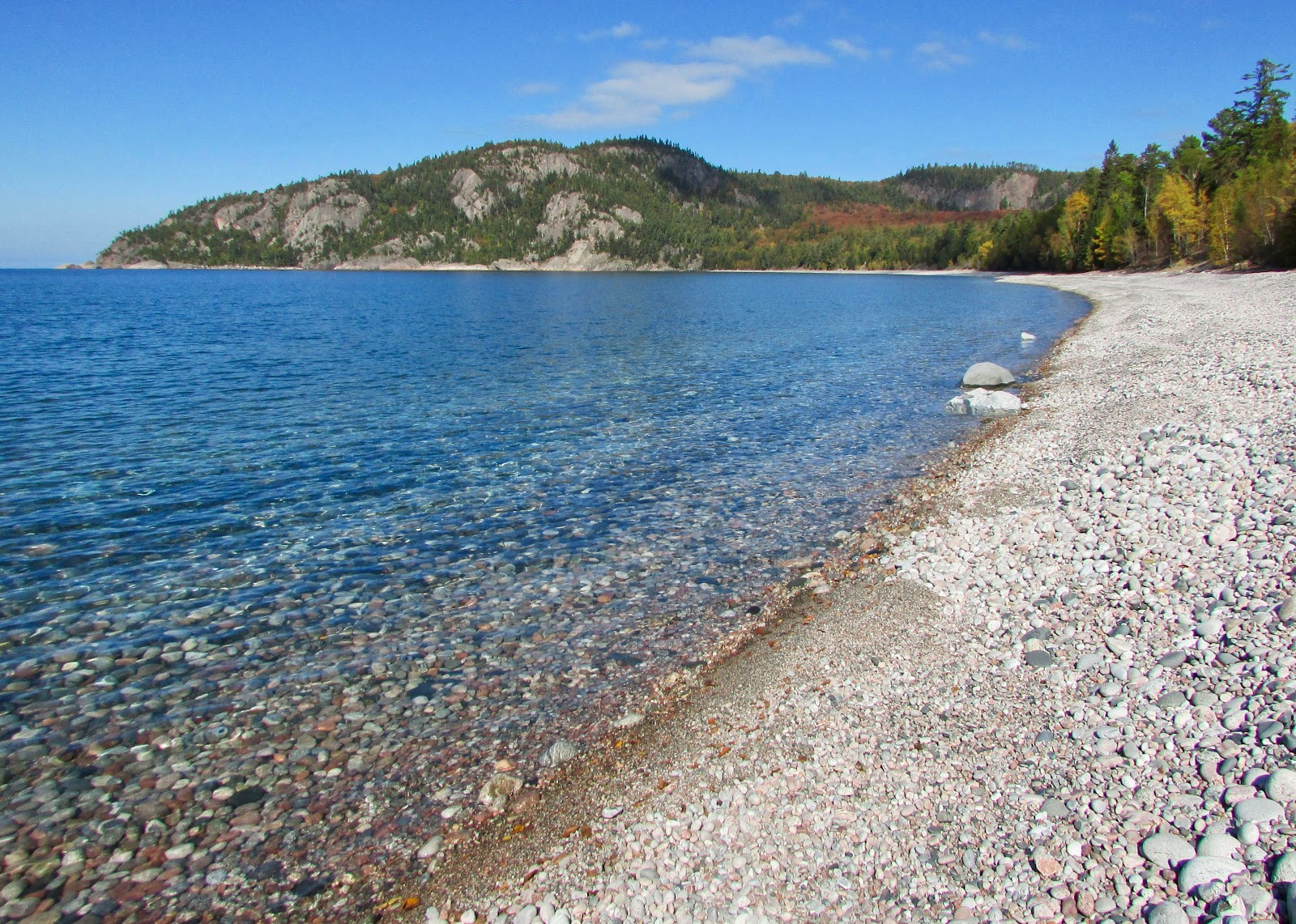 Fotografija Alona Bay z kamni površino