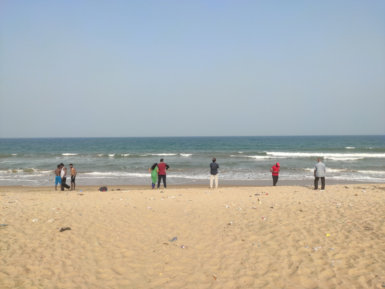 Ramayapattanam public Beach'in fotoğrafı turkuaz saf su yüzey ile