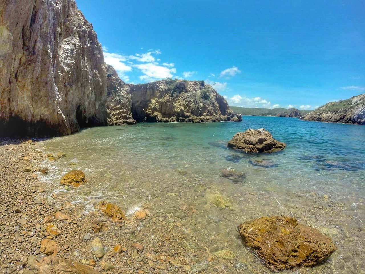 Paraiso beach的照片 带有碧绿色纯水表面