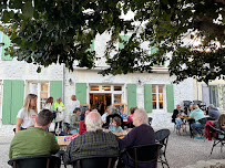 Atmosphère du Restaurant français Le Café de la Place à Saint-Laurent-de-la-Prée - n°6