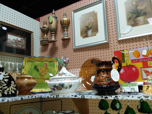 Flea Market «Springfield Flea Market & Gifts», reviews and photos, 1325 E Trafficway St, Springfield, MO 65802, USA