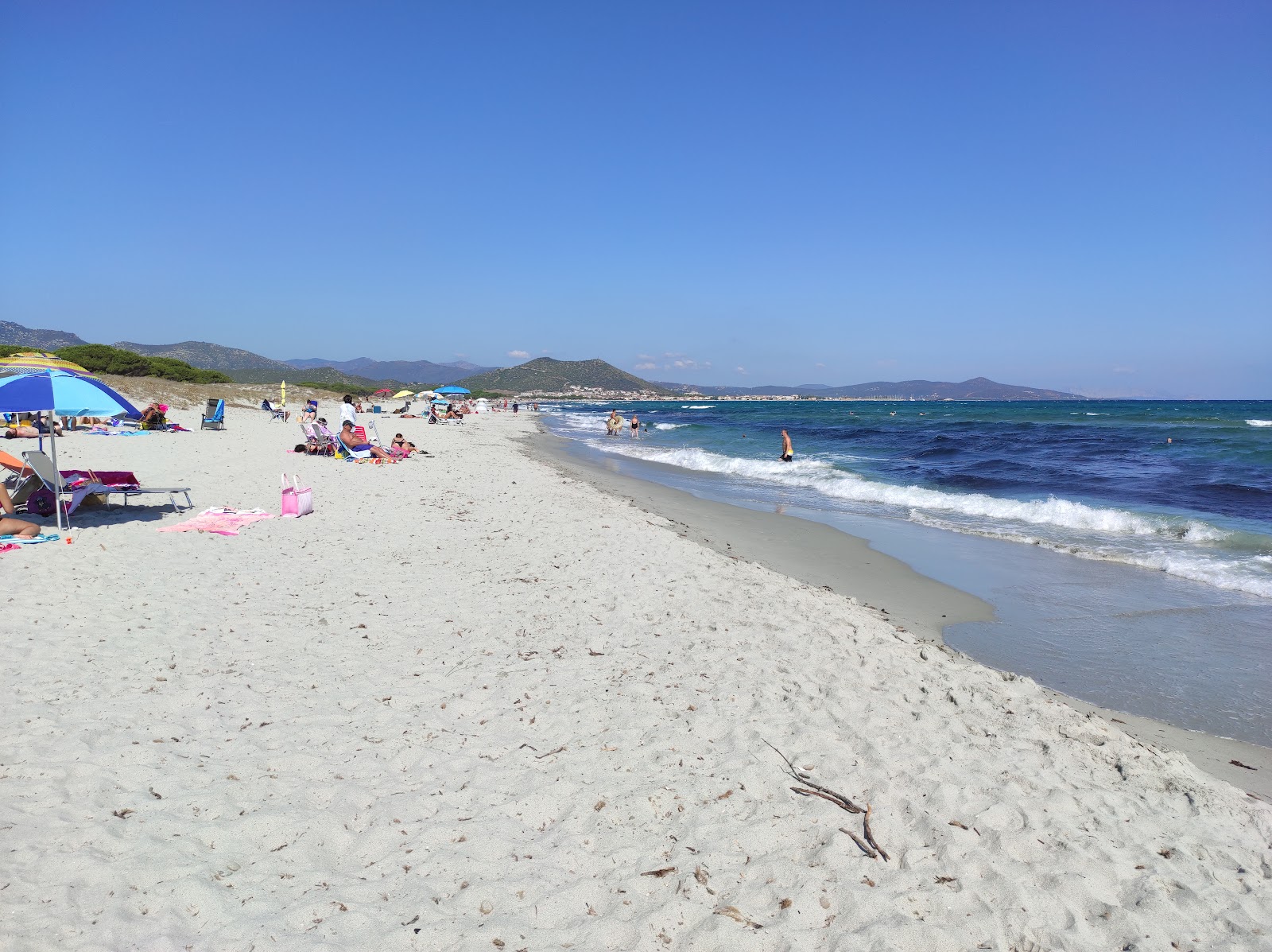 Spiaggia di Santa Lucia的照片 带有蓝色纯水表面