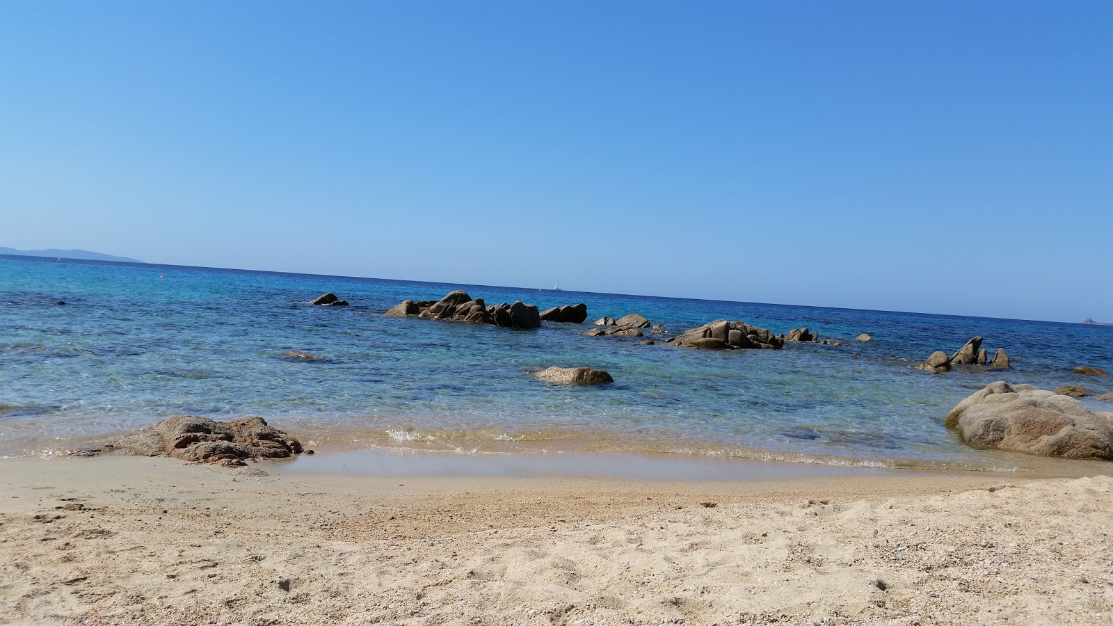 Agosta beach II'in fotoğrafı parlak kum yüzey ile
