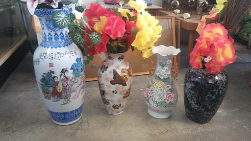 Home Goods Store «Paws & Claws Thrift Store», reviews and photos, 132 E Broad St, Groveland, FL 34736, USA