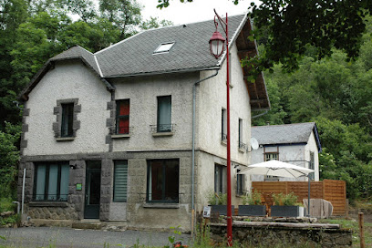 Maison La Couze : Location gîte de vacances dans un cadre de verdure reposant, pour 8 personnes, avec 4 chambres, Terrasse et Jardin, Proche piste de ski, Massif du Sancy, Clermont - Ferrand à Chambon-sur-Lac, Puy-de-Dôme, Auvergne-Rhône-Alpes.