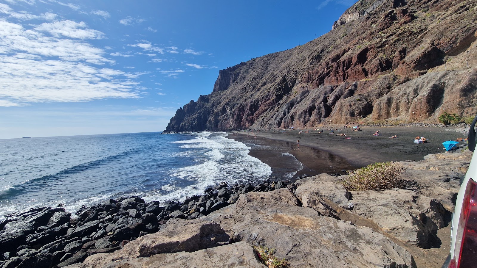 Foto di Playa Cueva del Agua con una superficie del sabbia grigia