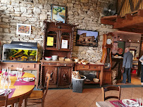 Atmosphère du Restaurant de cuisine traditionnelle AUBERGE DE L'HIRONDELLE à Saint-Cirq - n°8