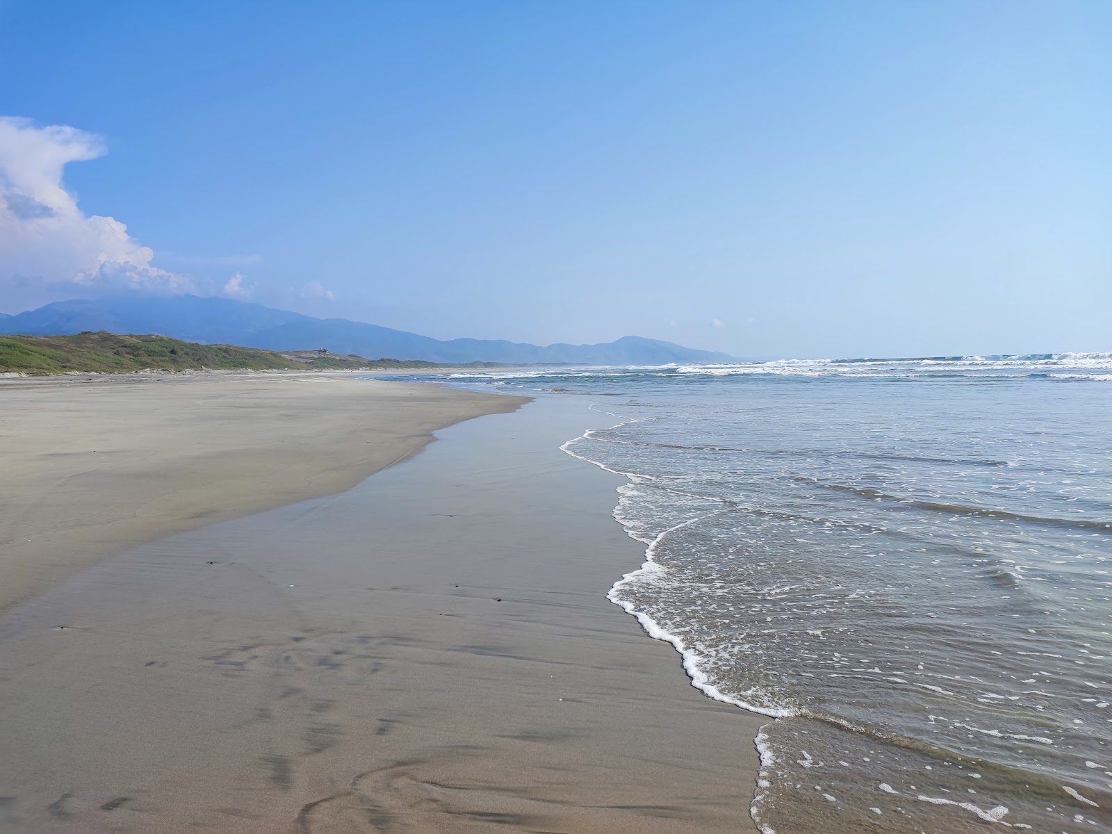 Photo de Playa las Brisas avec sable brun de surface