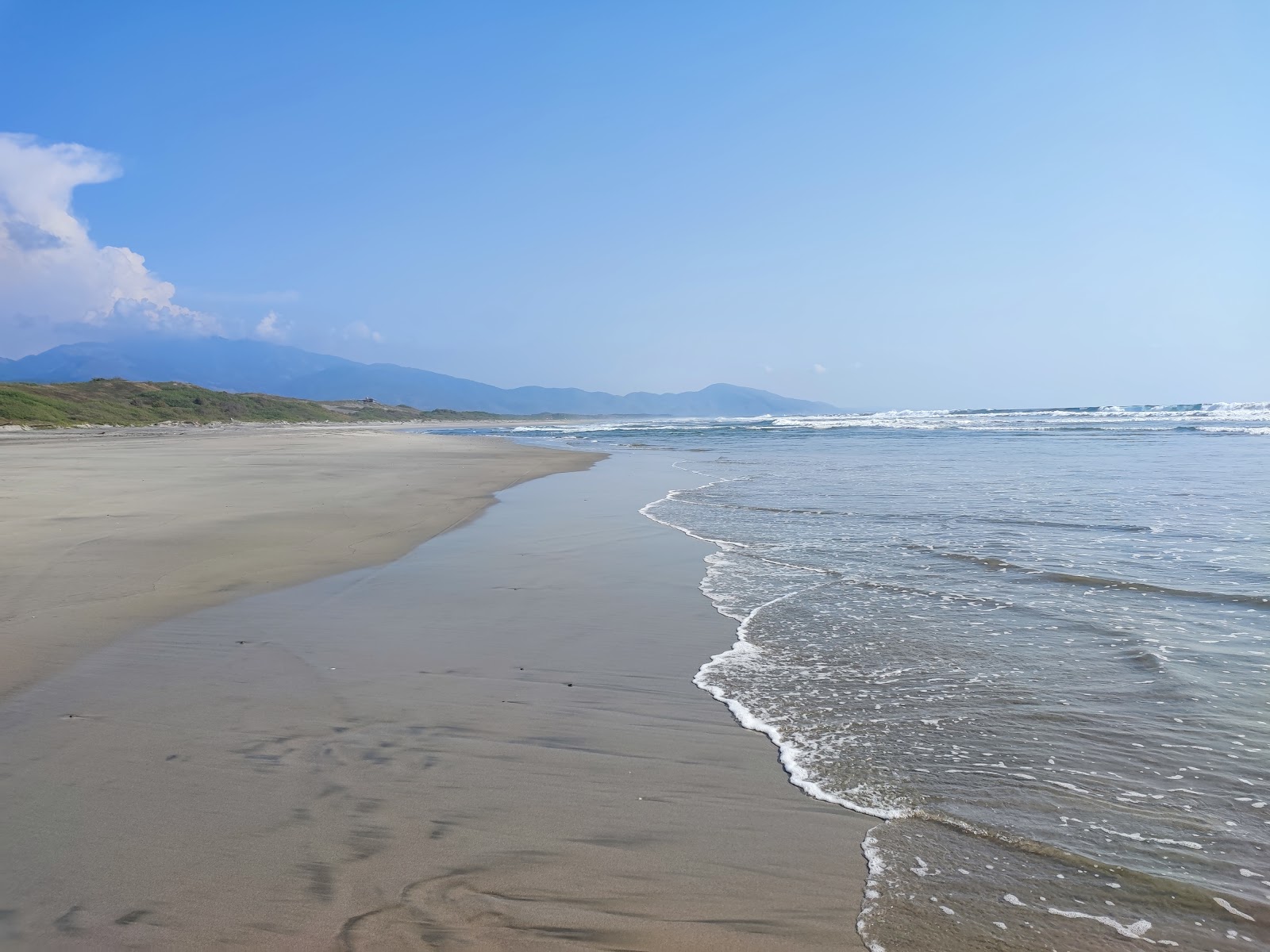 Foto von Playa las Brisas mit brauner sand Oberfläche