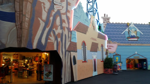 Shopping Mall «Looney Tunes Mall - Six Flags Over Texas», reviews and photos, 2201 E Road to Six Flags St, Arlington, TX 76011, USA