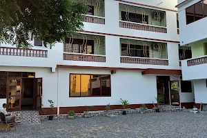 CaliTwapa Hotel & Restaurant image