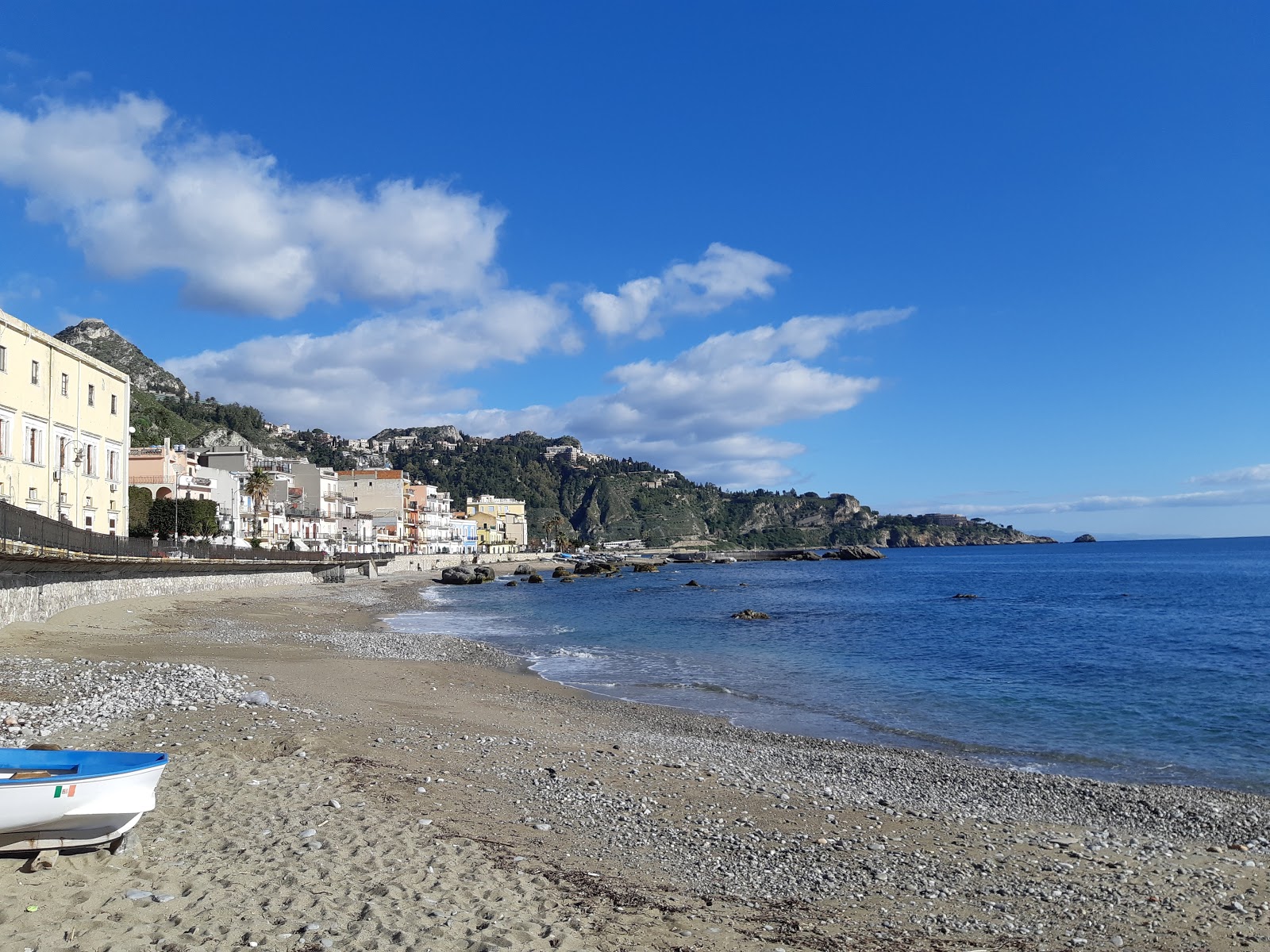 Zdjęcie Spiaggia Giardini Naxos z przestronna plaża