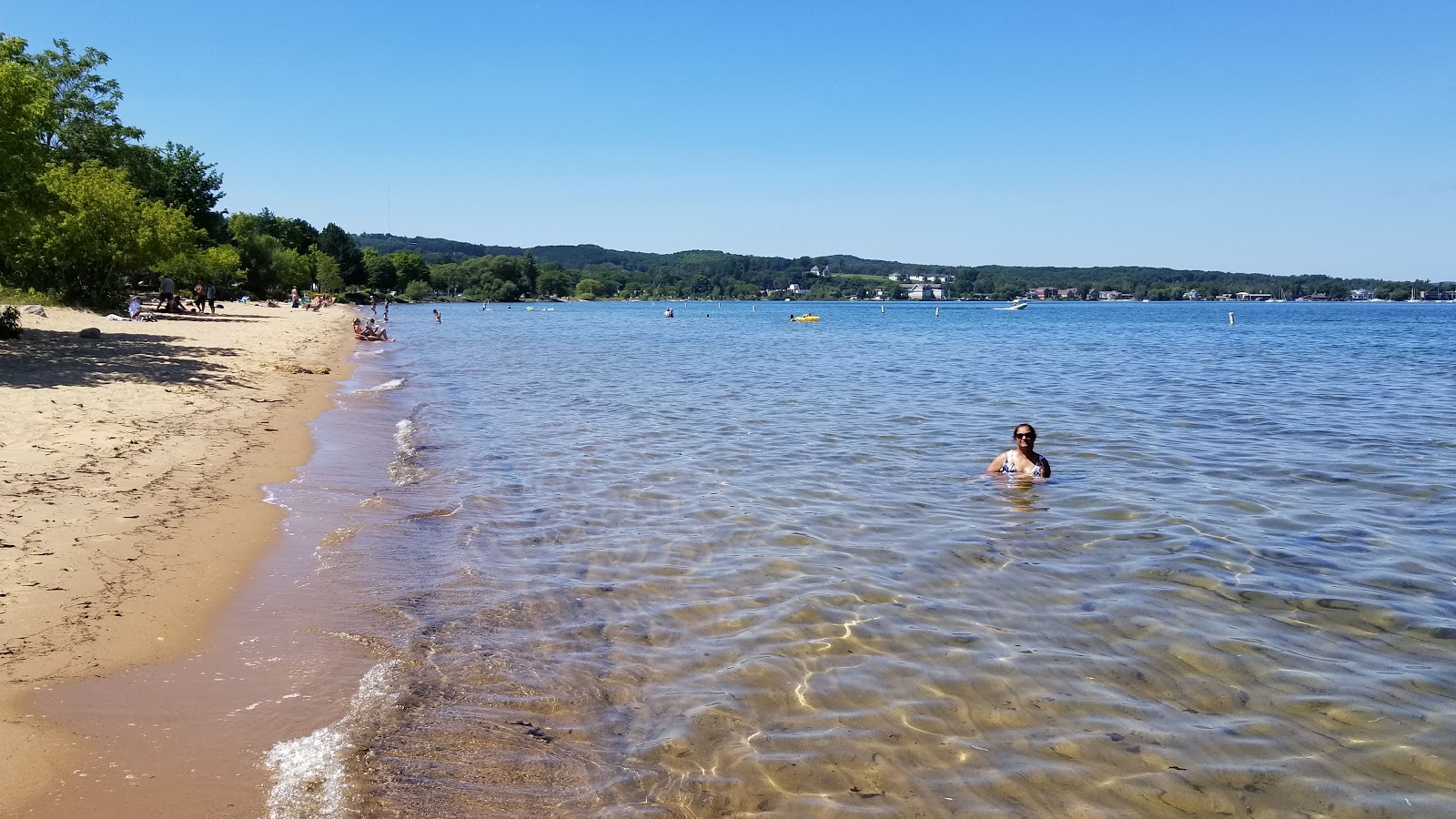 Foto de Traverse City Beach con arena brillante superficie