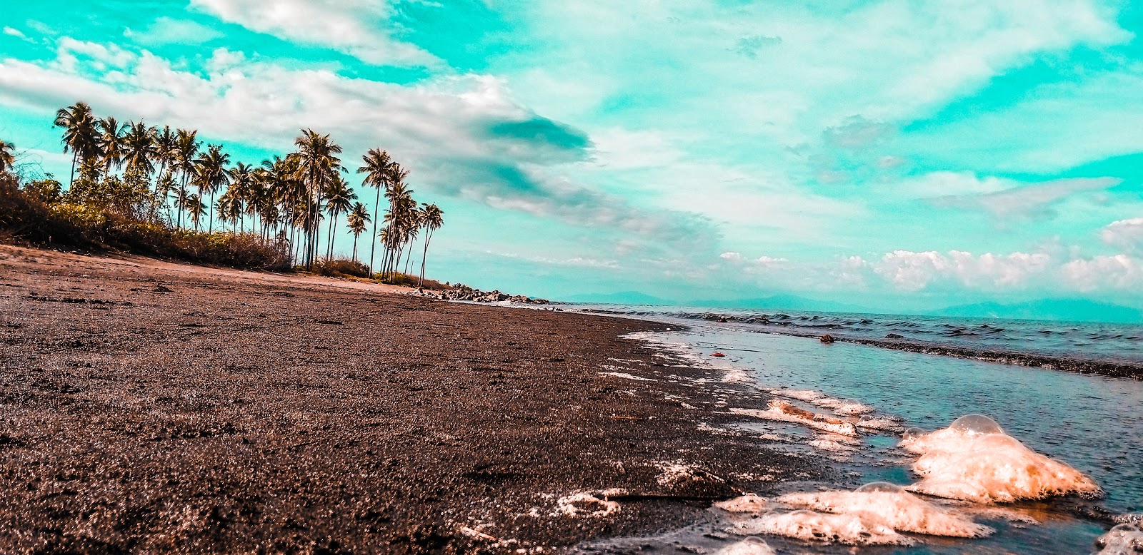 Pitugo Beach的照片 带有碧绿色水表面