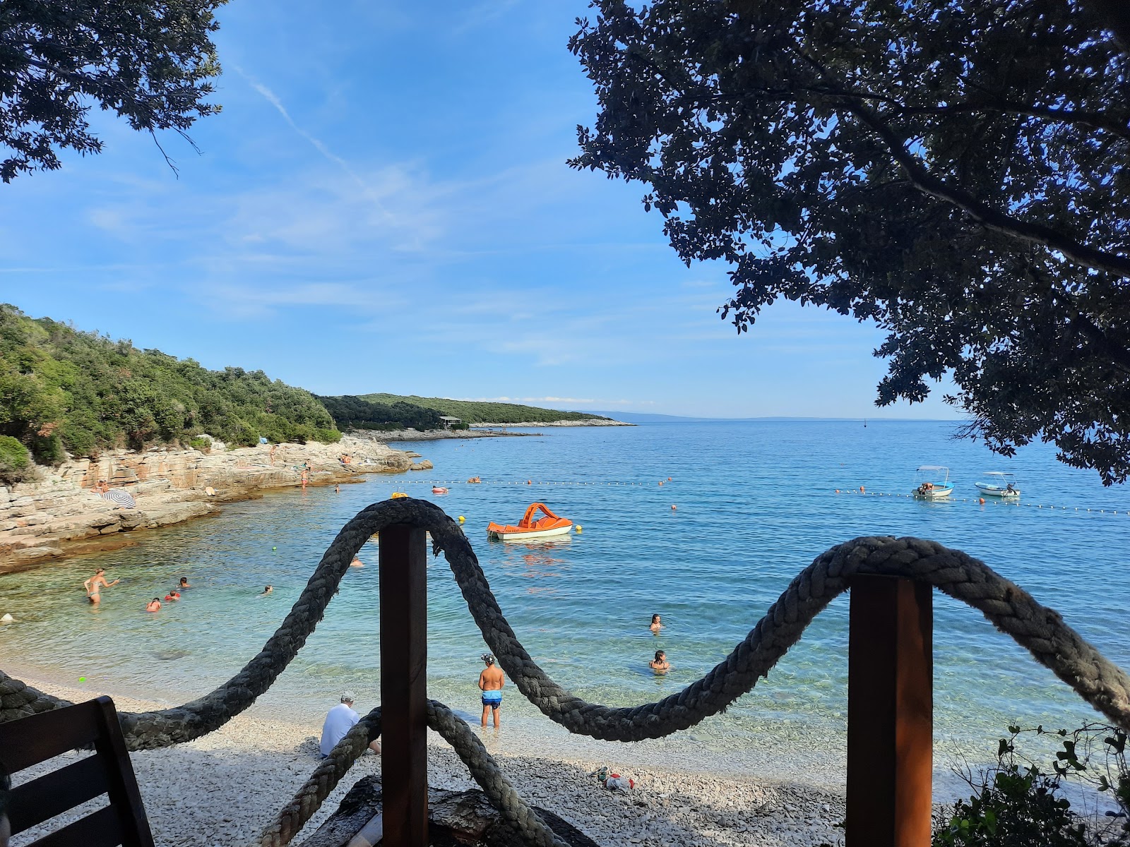 Skrila beach'in fotoğrafı çok temiz temizlik seviyesi ile