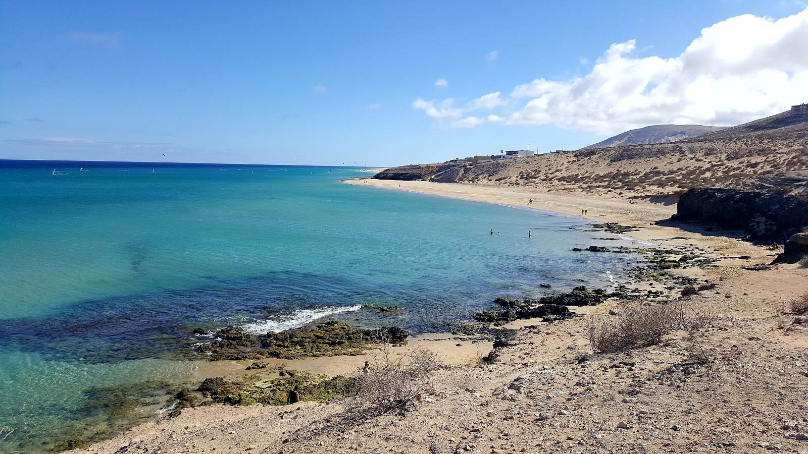 Foto de Playa Esmeralda con agua cristalina superficie