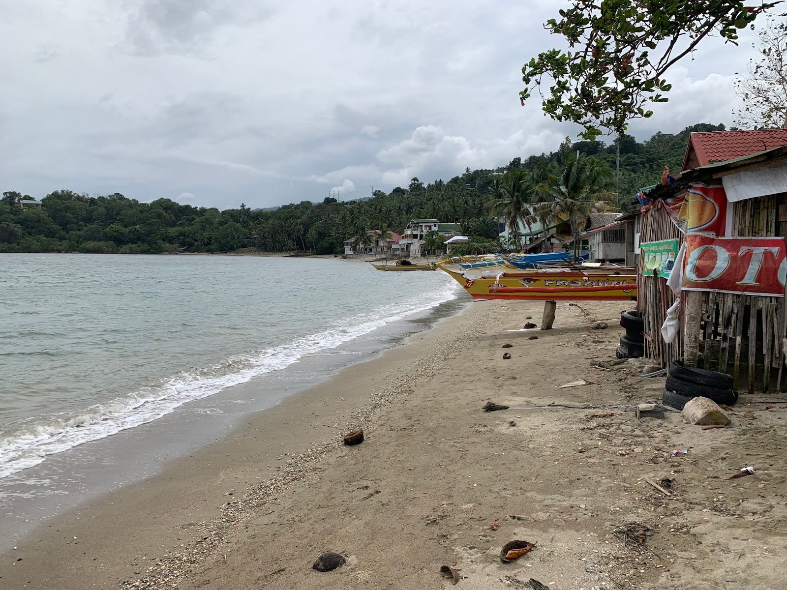 Foto di Hundura Beach con una costa spaziosa