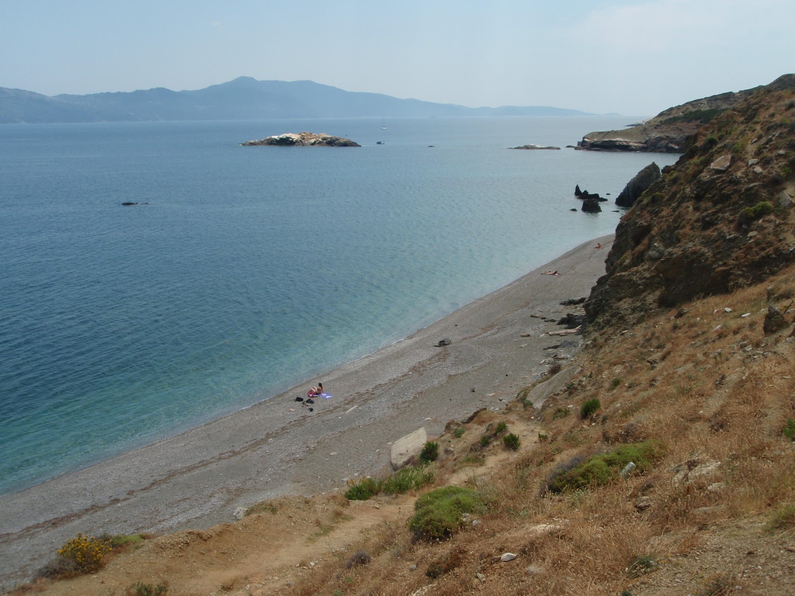 Photo de Paralia Psarochoma avec sable gris avec roches de surface