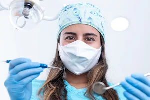 Dra Valentina Gomez Odontologia Estetica image