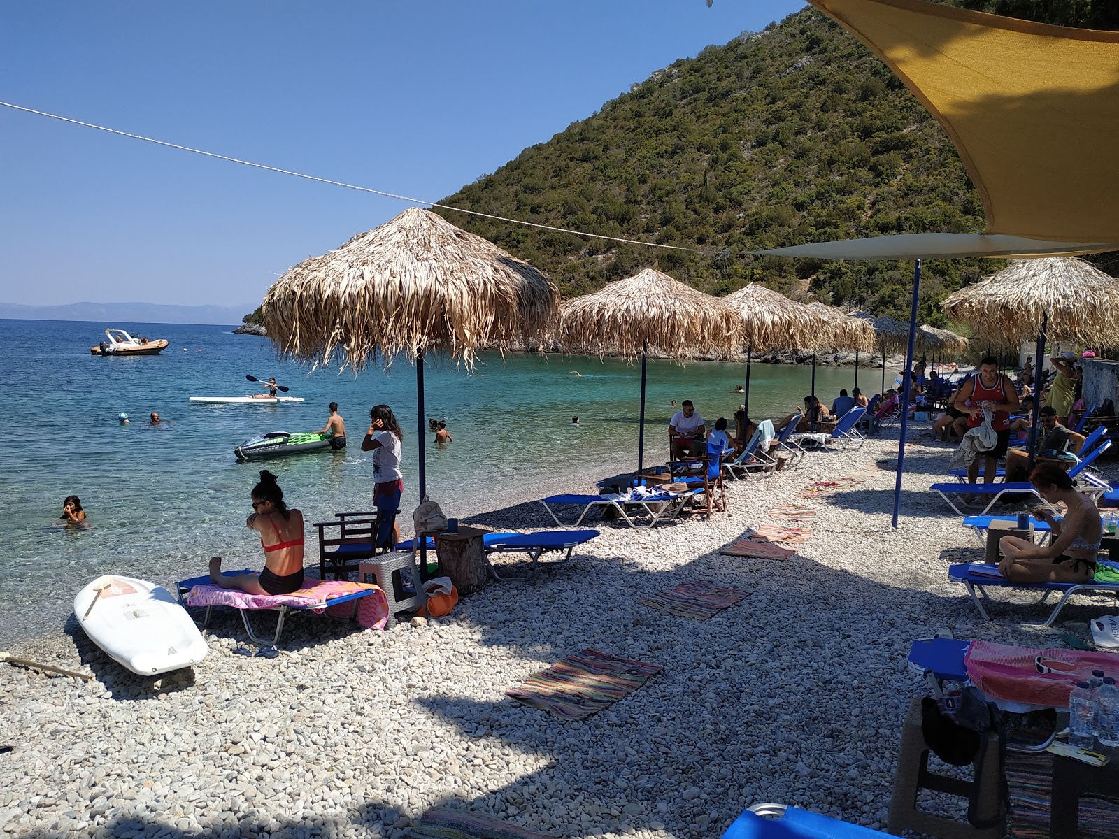 Zaritsi Beach'in fotoğrafı ve yerleşim