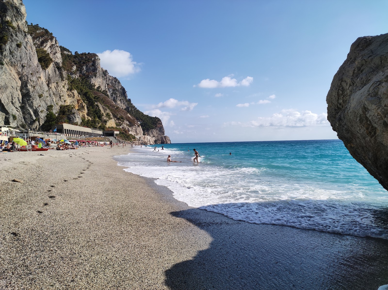 Spiaggia dei Saraceni的照片 带有轻质细卵石表面