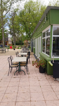 Atmosphère du Restaurant français Les Terrasses de l'Ile à Bannay - n°3
