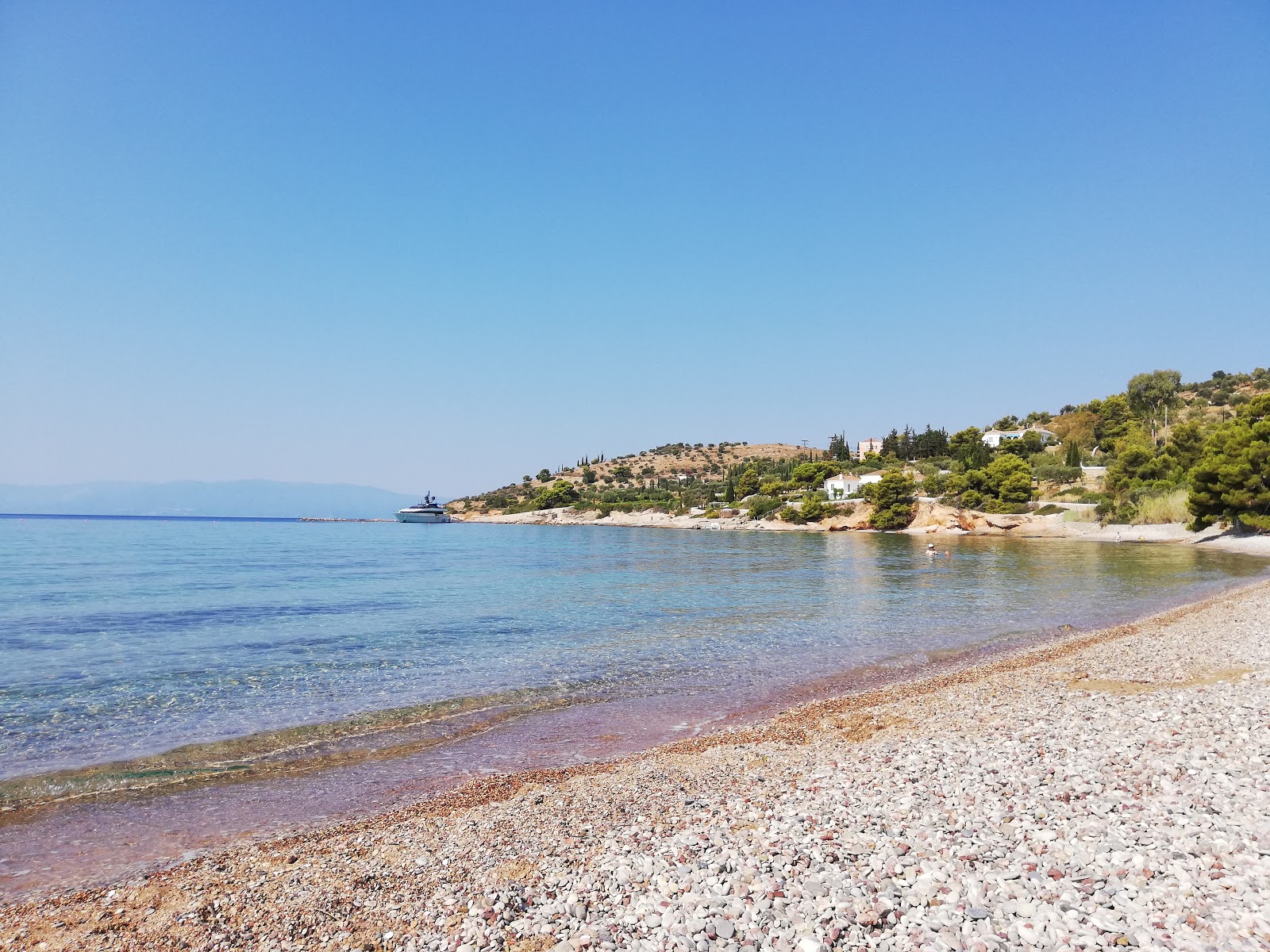 Foto von Kouzounos Beach mit kleine, graue kiesel Oberfläche