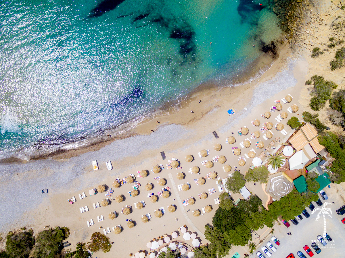 Foto von Platja des Jordal mit mittlere buchten