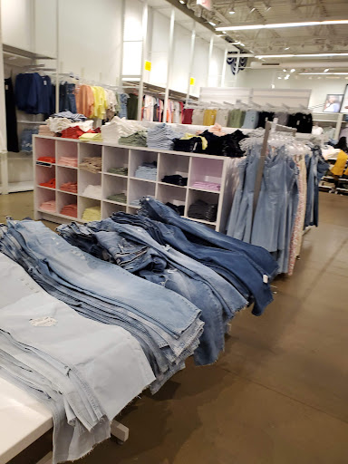 Clothing Store «Gap Factory Store», reviews and photos, 1650 Premium Outlet Blvd, Aurora, IL 60502, USA