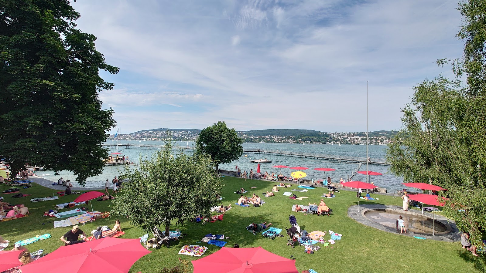 Foto de Strandbad Wollishofen con hormigón superficie