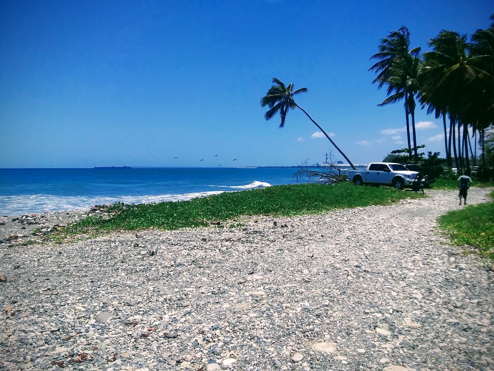 Fotografija Patos beach z sivi fini kamenček površino