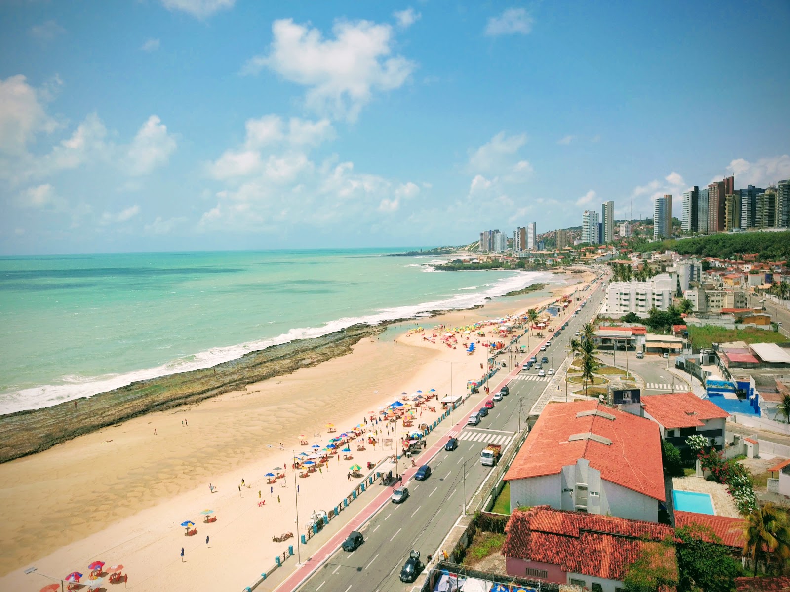 Fotografie cu Plaja de mijloc - locul popular printre cunoscătorii de relaxare