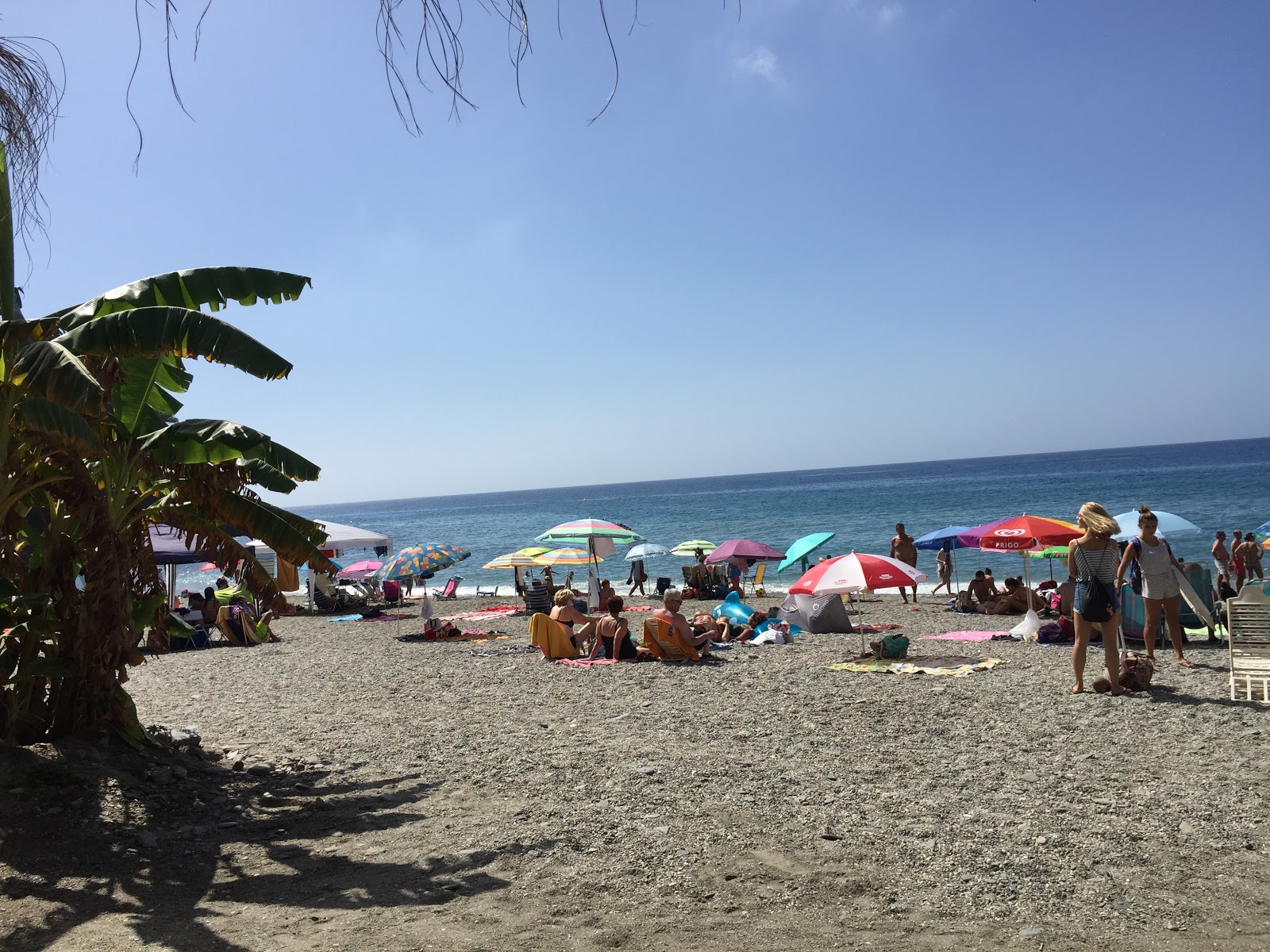 Foto de Praia Maro com água cristalina superfície