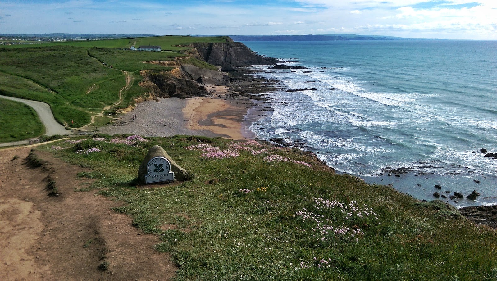 Foto di Northcott Mouth beach con spiaggia spaziosa