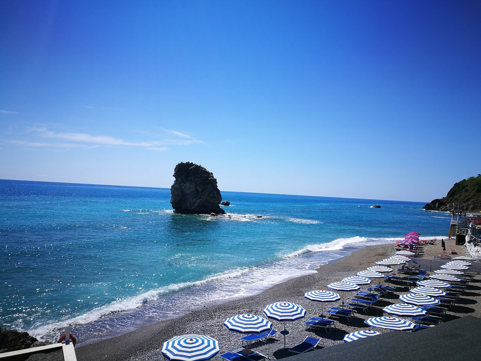 Foto von Marina beach mit blaues wasser Oberfläche