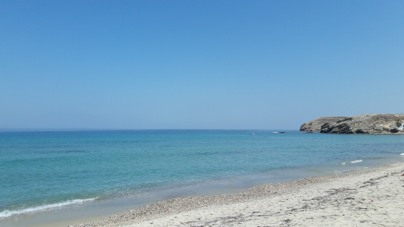 Amitis beach'in fotoğrafı - rahatlamayı sevenler arasında popüler bir yer