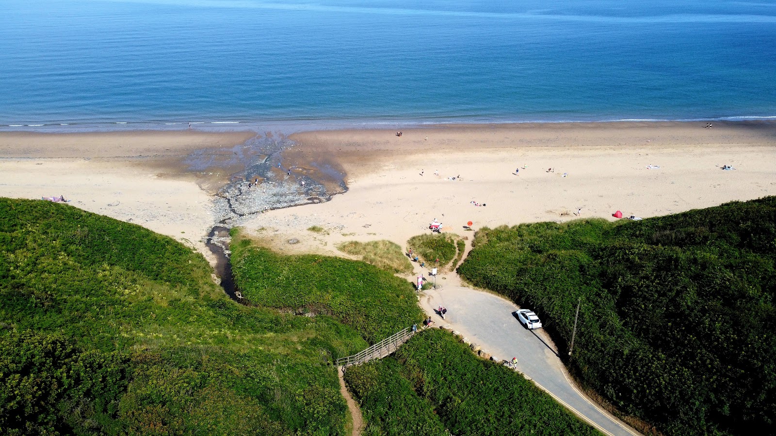 Fotografija Plaža Penbryn priljubljeno mesto med poznavalci sprostitve