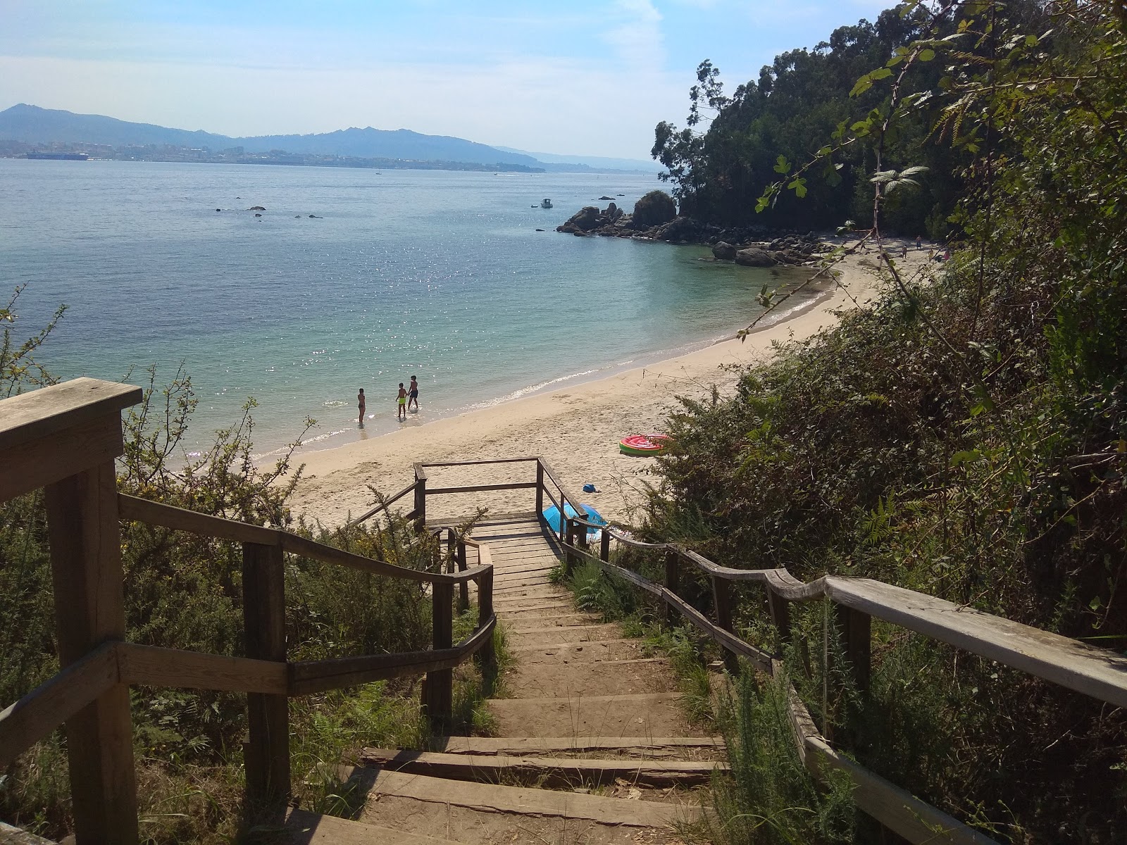 Praia Nino do Corvo的照片 带有碧绿色纯水表面