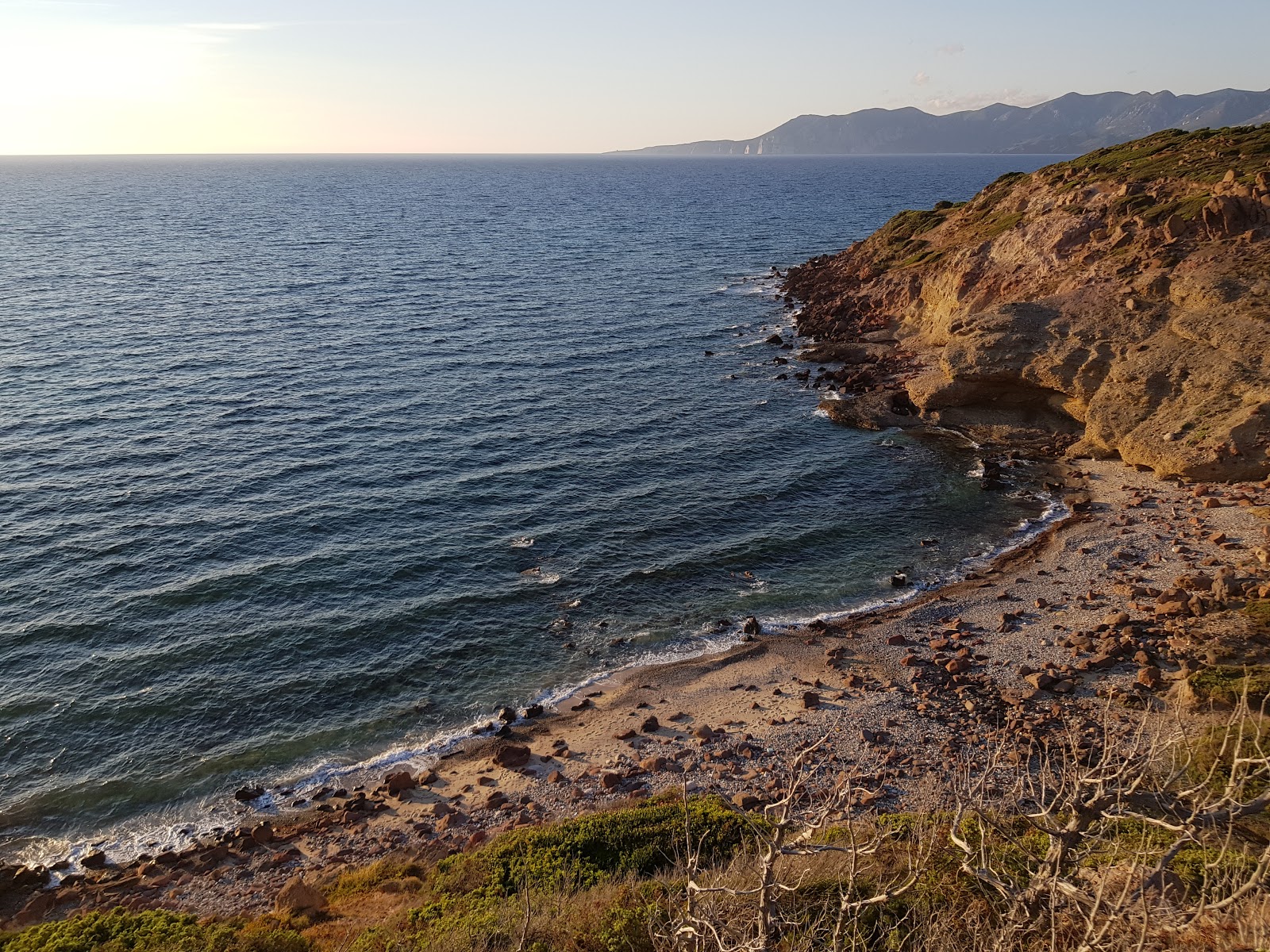 Φωτογραφία του Acqua sa Canna με καφέ βότσαλο επιφάνεια