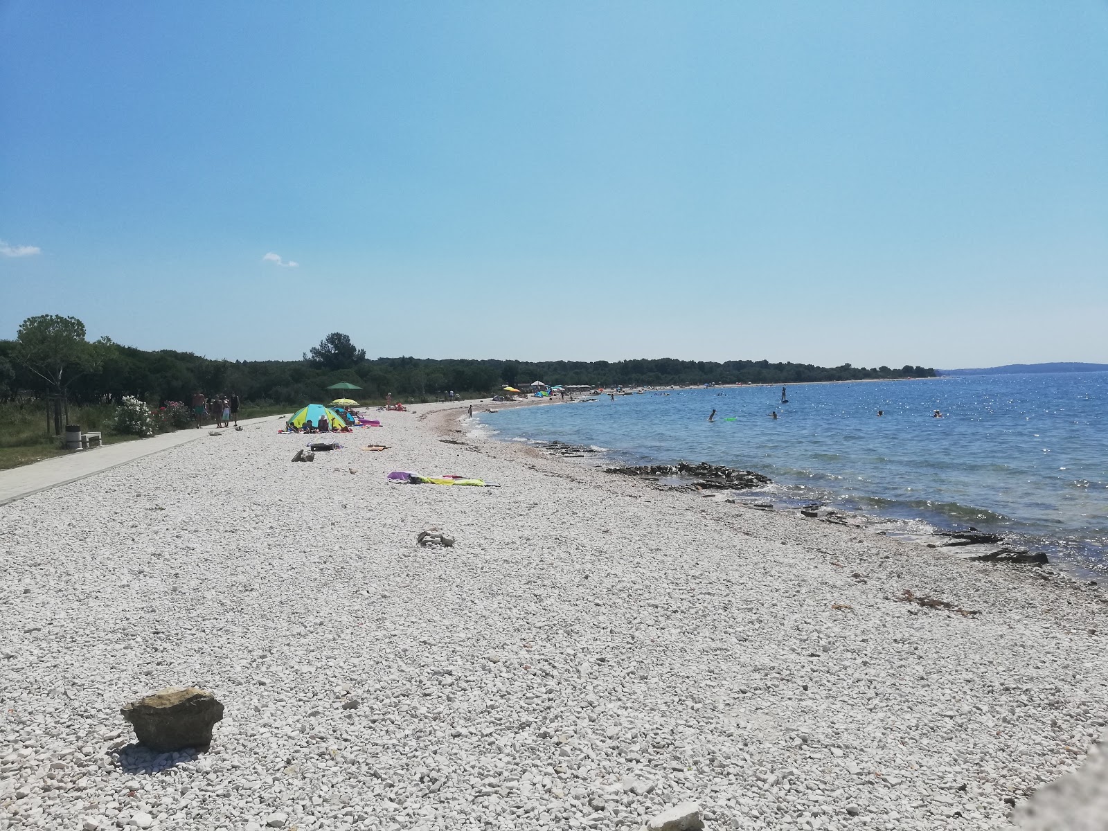 Foto di Spiaggia di Peroj e l'insediamento